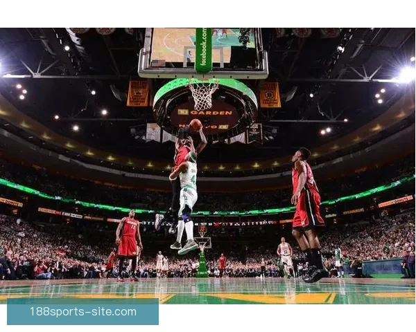 詹姆斯13周年经典回顾死亡隔扣特里与招牌庆祝动作